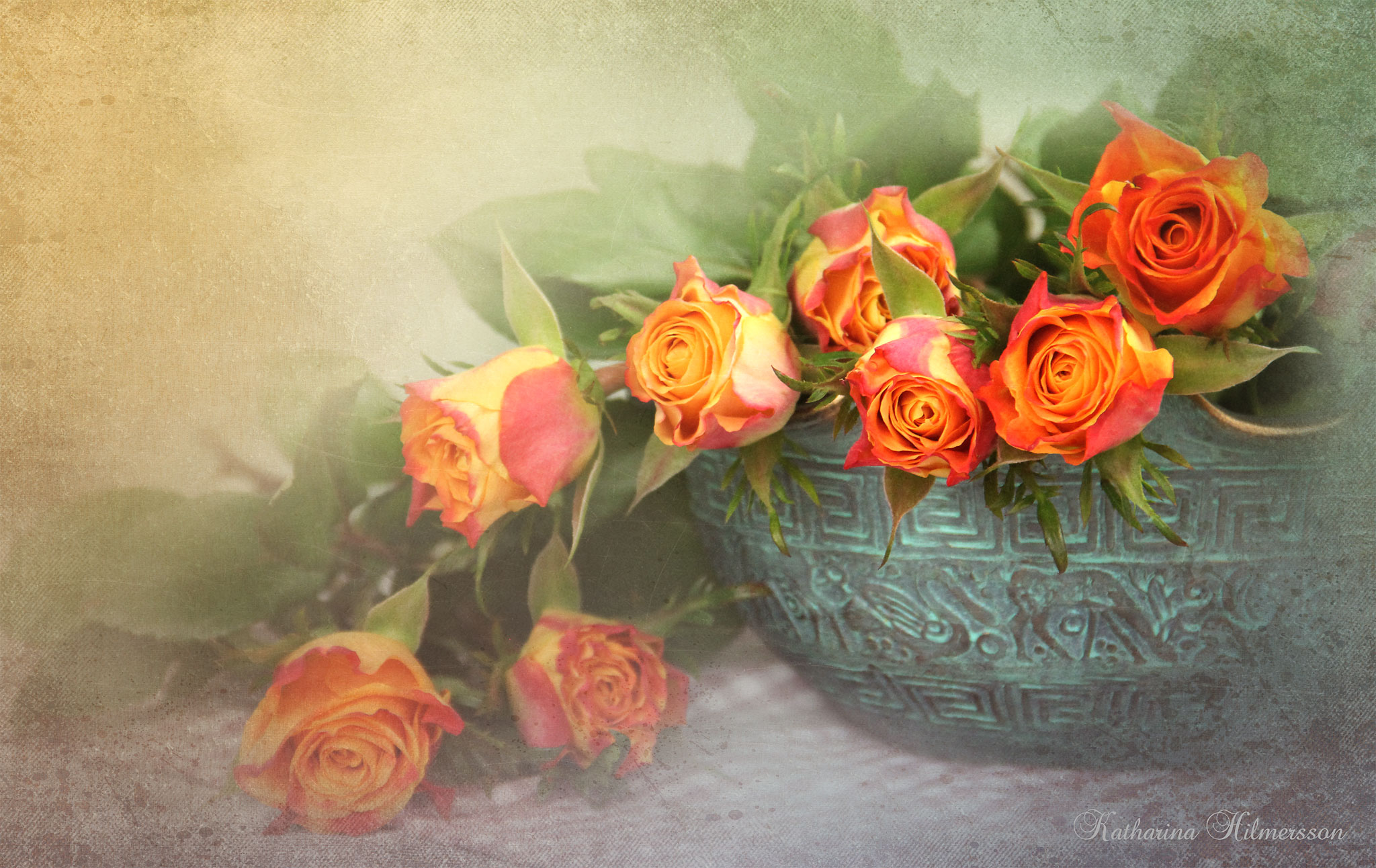 Оранжевые розы в вазе. Цветы розы в вазе оранжевые. Картина розы в вазе. Оранжевые розы винтажный фон.